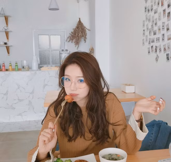 Lỡ tay tắt nhầm filter làm đẹp lúc livestream, hot girl Trung Quốc mất hơn trăm ngàn lượt follow vì để lộ nhan sắc thật - Ảnh 3.