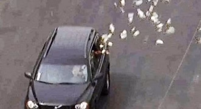 Lái siêu xe rải tiền trên phố: 300 tỷ rơi như lá vàng, dân tranh nhau