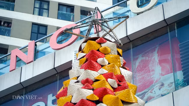 la: cay thong noel duoc dung tu 2.000 chiec non la o ha noi hinh anh 2