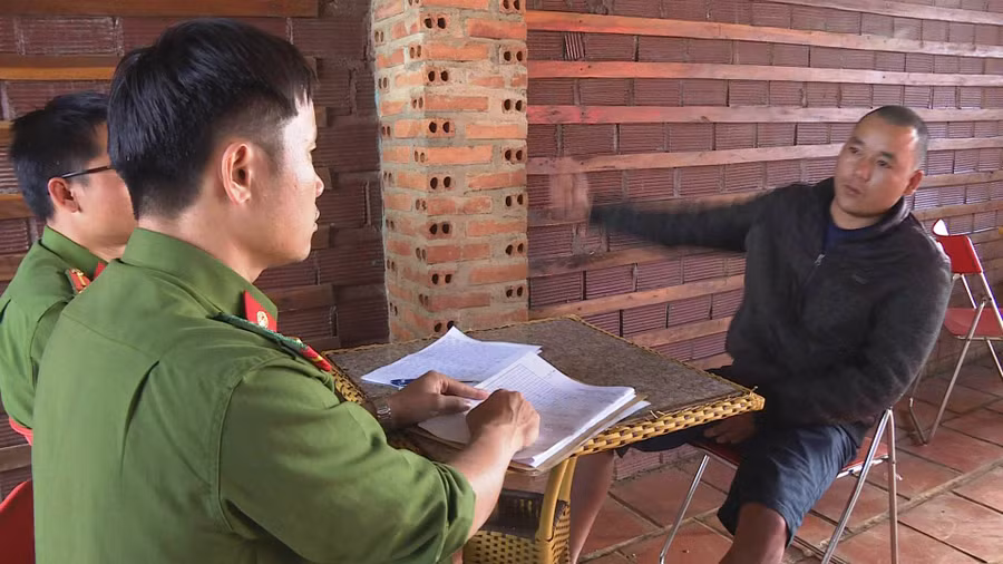 Tùng làm việc với cơ quan chức năng.