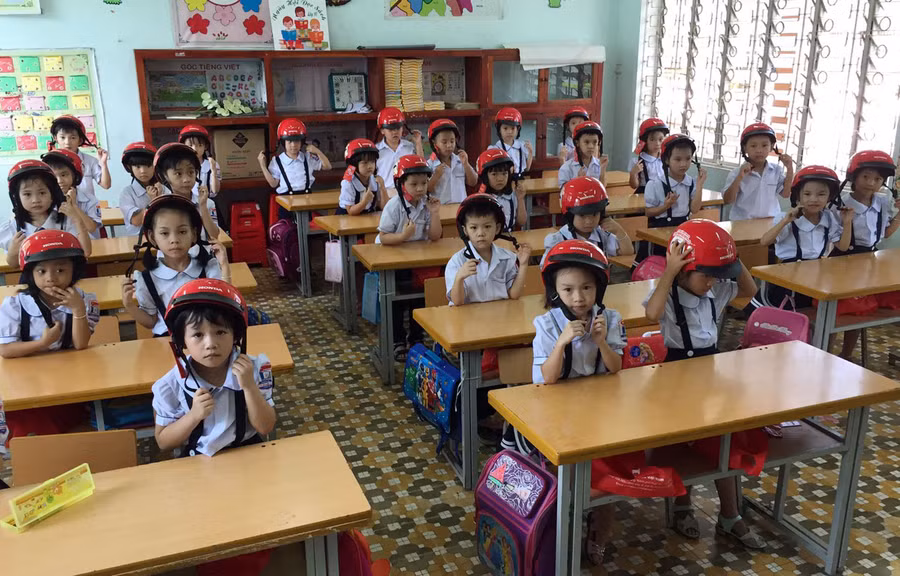 HS lớp 1 trường Tiểu học thị trấn Thanh Ba thực hành quy cách đội mũ bảo hiểm