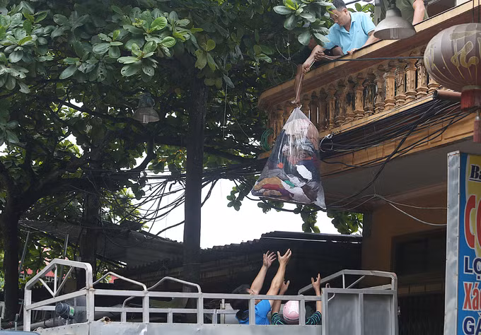 Người dân di dời tài sản trước nguy cơ đổ xuống sông Đà