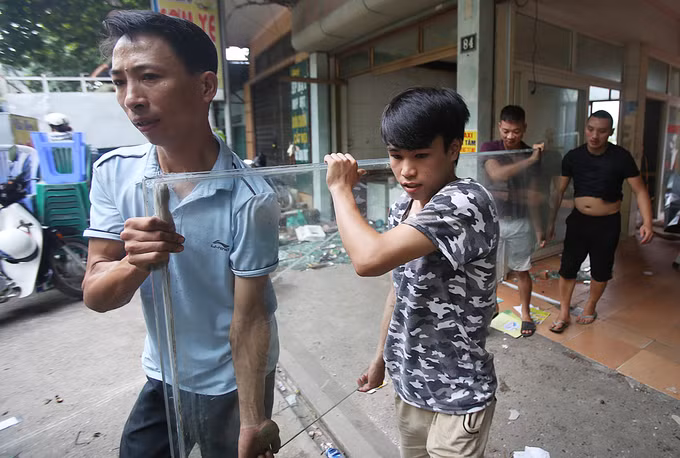 Người dân di dời tài sản trước nguy cơ đổ xuống sông Đà