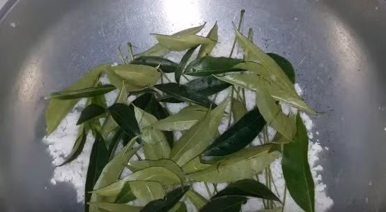 Phủ đều muối cùng lá mắc mật để khi luộc không bị bén đáy nồi