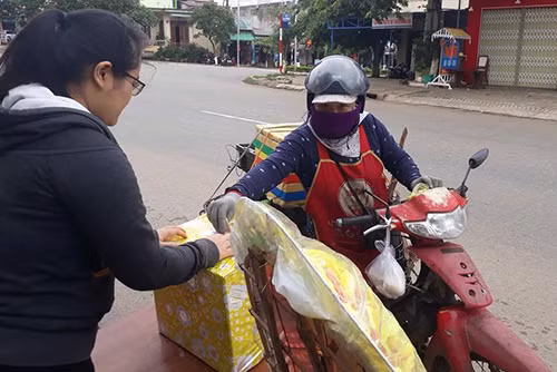 Nhiều người dừng bên đường, quyên tiền hỗ trợ thân nhân vụ tai nạn xe rước dâu. Ảnh:NVCC Nhiều người dừng bên đường, quyên tiền hỗ trợ thân nhân vụ tai nạn xe rước dâu. Ảnh: NVCC