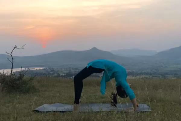 Tập yoga giúp người tập cải thiện sức khỏe và tạo dựng lối sống lành mạnh. Tập yoga là một thói quen lành mạnh bạn nên theo đuổi và thường xuyên luyện tập. Ảnh: Cẩm Anh