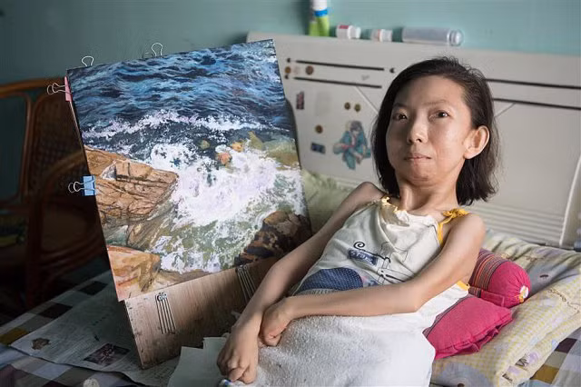 Trung Quốc: Người phụ nữ tật nguyền 30 năm kiếm sống bằng hội hoạ - Hình 4