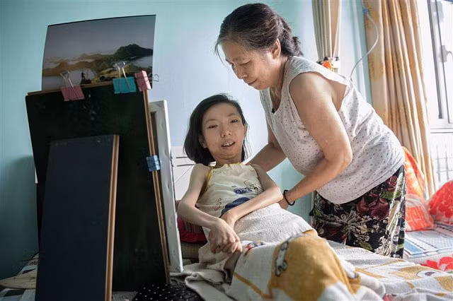 Trung Quốc: Người phụ nữ tật nguyền 30 năm kiếm sống bằng hội hoạ - Hình 2