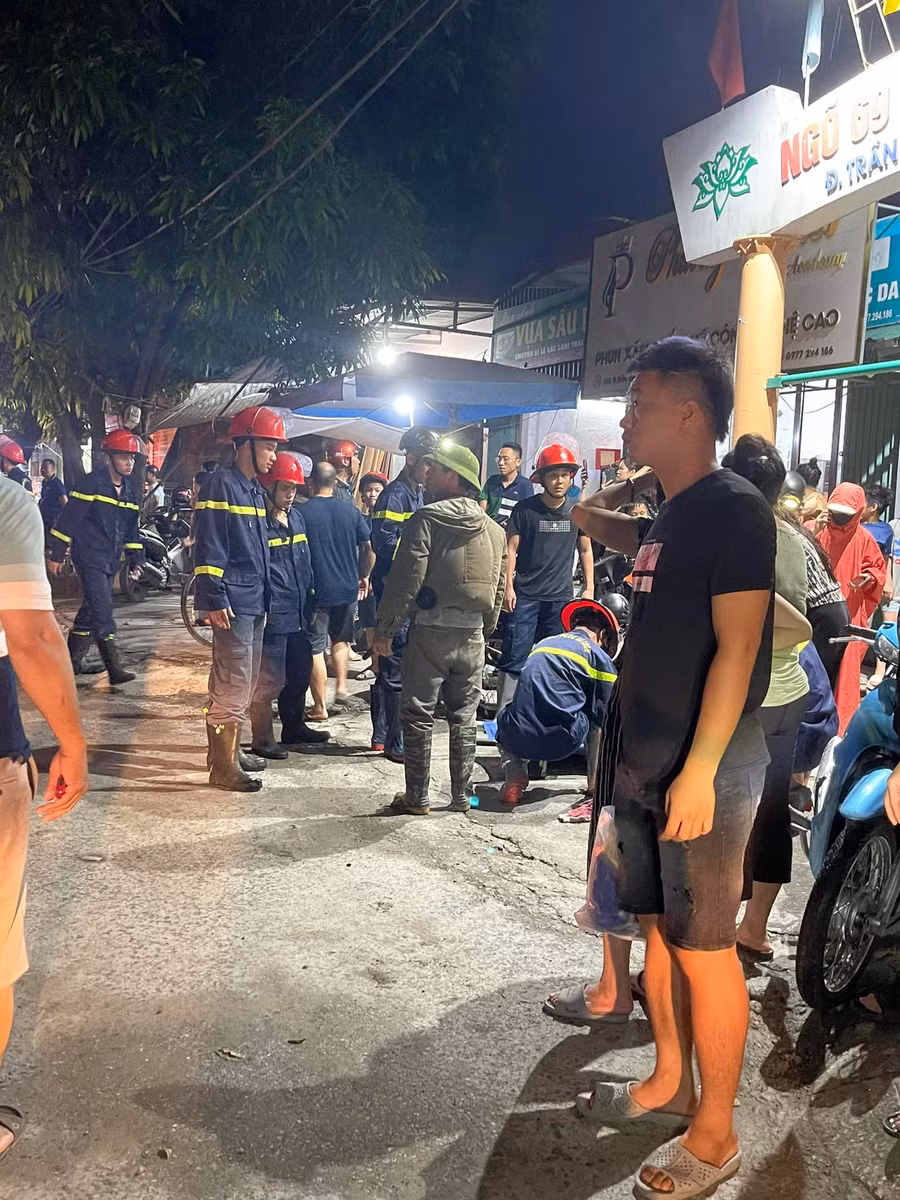 Lực lượng cứu hộ tại hiện trường đưa nạn nhân ra khỏi khu vực tai nạn.
