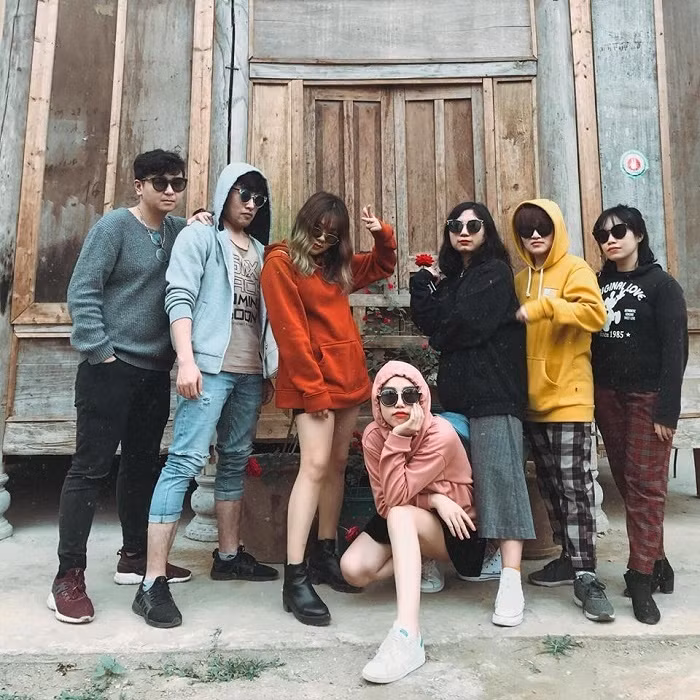 Check-in cùng hội bạn không biết “pose” dáng gì thì cứ làm thế này là đủ “chất“ ảnh 5 Check-in cùng hội bạn không biết pose dáng gì thì cứ làm tập đoàn kính râm thế này là đủ chất