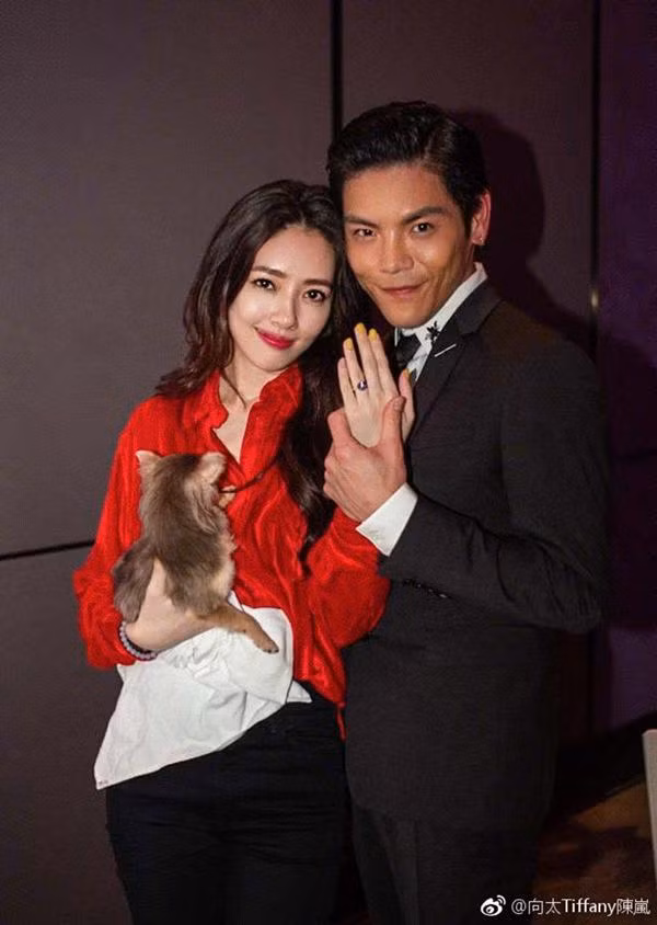 Dính bê bối vụ Seungri, người đẹp này được con trai “trùm xã hội đen” quỳ gối cầu hôn ảnh 1 dinh be boi mai dam, nguoi dep nay van duoc con trai "trum xa hoi den" quy goi cau hon - 1