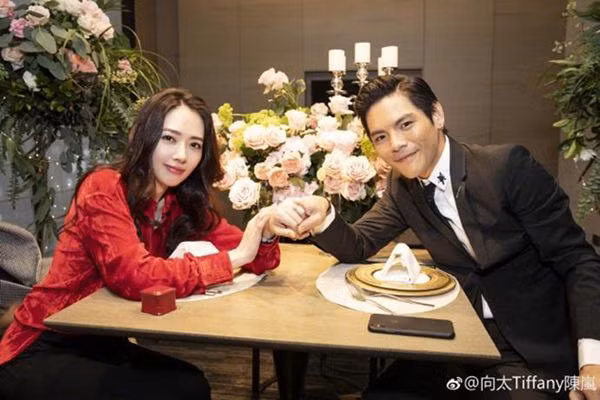 Dính bê bối vụ Seungri, người đẹp này được con trai “trùm xã hội đen” quỳ gối cầu hôn ảnh 5 dinh be boi mai dam, nguoi dep nay van duoc con trai "trum xa hoi den" quy goi cau hon - 5