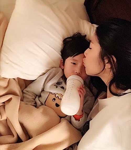 Một ngày với cựu người mẫu chỉ có công việc và chăm con