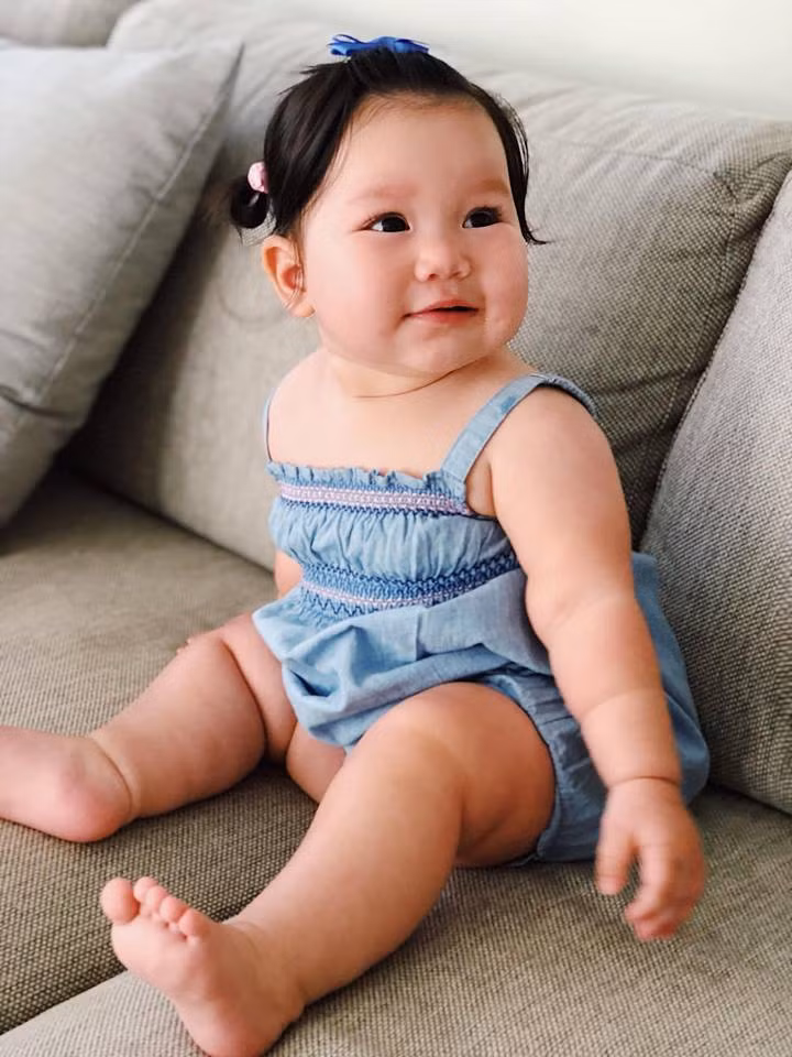 Không chỉ được Hà Anh nhận xét là ngoan ngoãn và biết nghe lời, Myla còn khiến các bà mẹ bỉm sữa khác thích thú bởi cô nhóc sở hữu ngoại hình bụ bẫm, chân tay ngấn thịt, chắc nịch. 