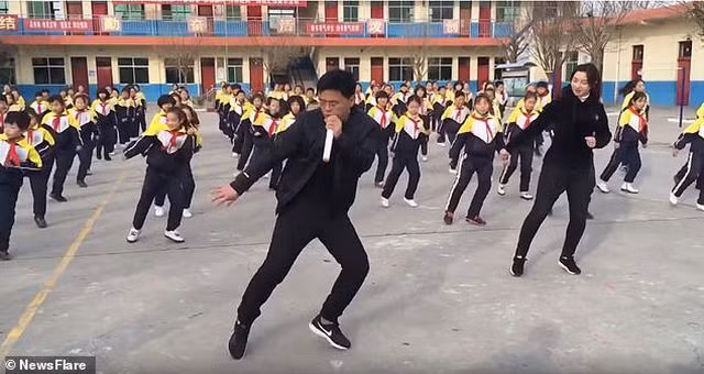 Thầy hiệu trưởng hướng dẫn toàn trường tập nhảy mỗi ngày giờ ra sao?