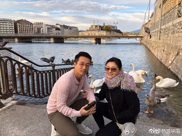 Giữa lùm xùm ly hôn với Đại S, ông xã Uông Tiểu Phi đã có hành động vô cùng ngọt ngào đáp trả - Ảnh 3. Giữa lùm xùm ly hôn với Đại S, ông xã Uông Tiểu Phi đã có hành động vô cùng ngọt ngào đáp trả - Ảnh 3.