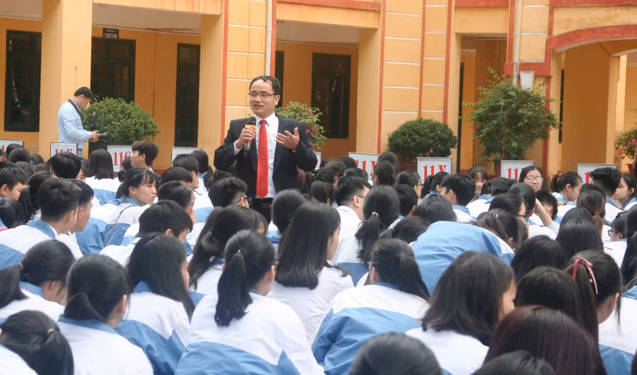 TS Nguyễn Chí Trường tư vấn chọn nghề cho các em học sinh