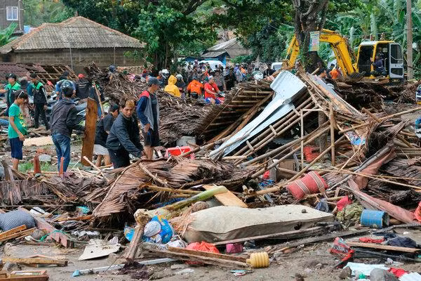 Người dân Indonesia ở Carita, trên đảo Java (Indonesia) bàng hoàng sau khi cơn sóng thần san phẳng những ngôi nhà và khiến nhiều người thiệt mạng