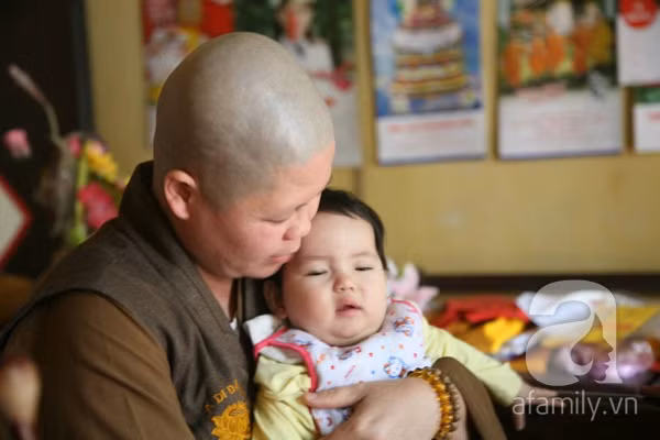 Bé gái 9 tháng bụ bẫm, xinh như thiên thần bị bỏ trong bao tải trước cổng chùa