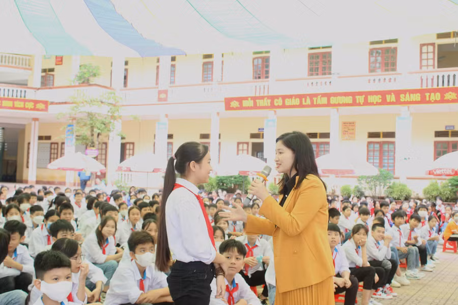 Nhà thơ - nhà báo Lữ Mai giao lưu cùng học sinh tại Lễ phát động. Ảnh: LT. Nhà thơ - nhà báo Lữ Mai giao lưu cùng học sinh tại Lễ phát động. Ảnh: LT.