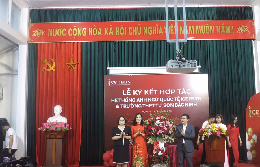 Ông Nguyễn Sỹ Phượng - Phó Trưởng phòng GDTH&GDTX tỉnh Bắc Ninh tặng hoa chúc mừng lễ ký kết. Ông Nguyễn Sỹ Phượng - Phó Trưởng phòng GDTH&GDTX tỉnh Bắc Ninh tặng hoa chúc mừng lễ ký kết.
