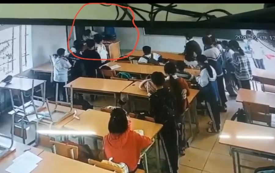 Thời điểm học sinh bị tấn công được camera ghi lại.
