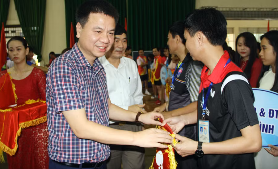 Tổng biên tập Báo GD&TĐ Triệu Ngọc Lâm - Phó BTC tặng cờ lưu niệm cho các đoàn dự giải