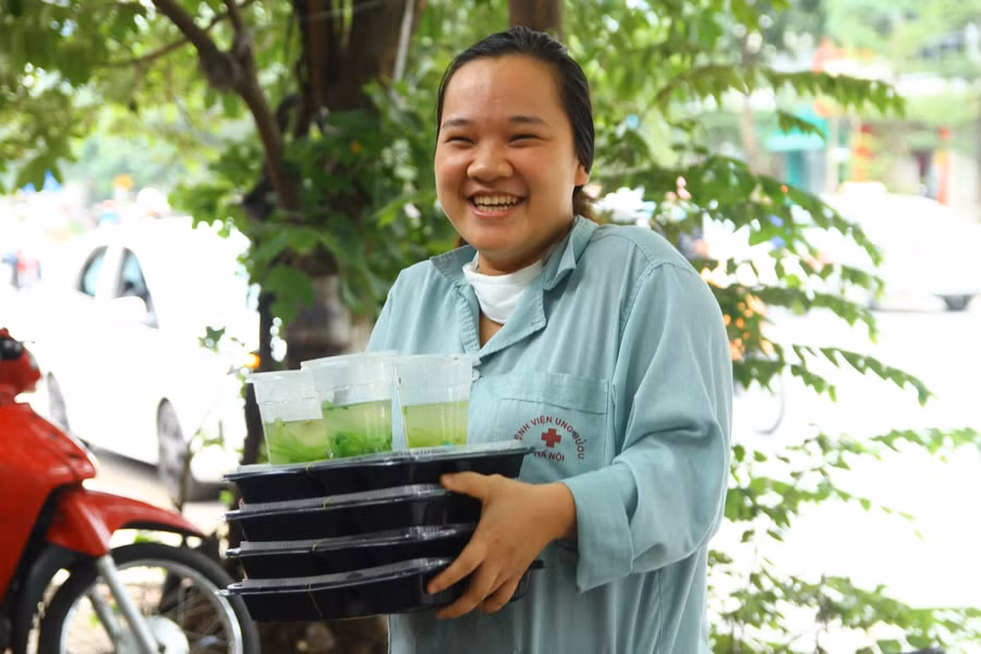 Niềm vui của bệnh nhân khi nhận cơm Niềm vui của bệnh nhân khi nhận cơm