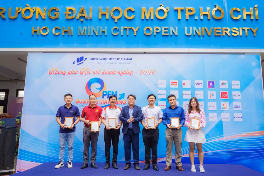 Trường Đại học Mở TPHCM thúc đẩy việc giảng dạy và nghiên cứu đáp ứng các yêu cầu phát sinh từ thực tế, không ngừng gắn kết với doanh nghiệp. Trường Đại học Mở TPHCM thúc đẩy việc giảng dạy và nghiên cứu đáp ứng các yêu cầu phát sinh từ thực tế, không ngừng gắn kết với doanh nghiệp.