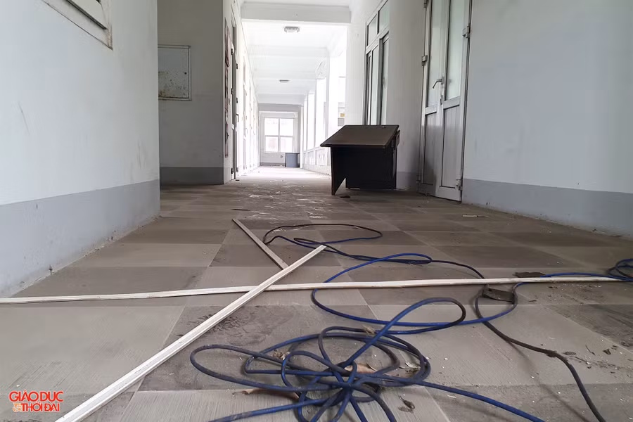 Một số hạng mục đã bắt đầu có dấu hiệu xuống cấp; bên trong, phòng làm việc, nhiều đồ vật bị vứt bỏ ngổn ngang, trần nhà đã bị bong tróc loang lổ. Ảnh: Phạm Tâm.