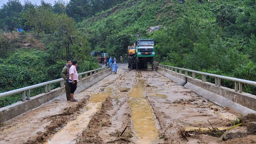 Nhiều phương tiện và người đang được huy động đến hiện trường.