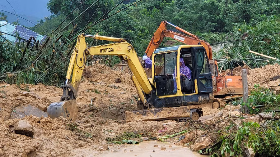 Các phương tiện cơ giới được huy động để dọn dẹp đất đá.