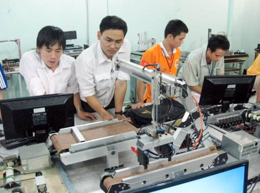 Nghiên cứu khoa học tại phòng thực hành PLC và Cơ điện tử tại Đại học Quốc gia Hà Nội Nghiên cứu khoa học tại phòng thực hành PLC và Cơ điện tử tại Đại học Quốc gia Hà Nội