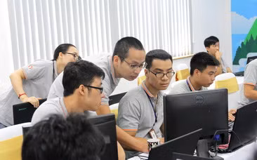 Các chuyên gia, kỹ sư an ninh mạng (hacker mũ trắng) của Việt Nam luôn tìm cách ứng phó, phòng ngừa tin tặc (hacker mũ đen)