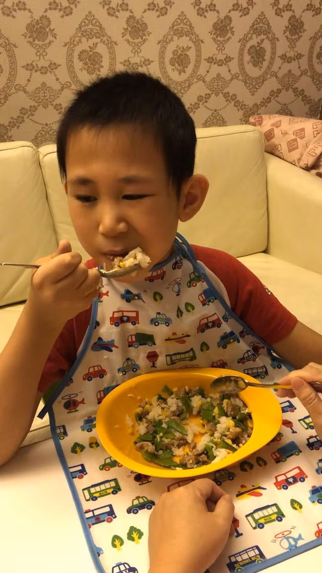 Con 8 tuổi không biết nói, chậm phát triển, mẹ ân hận tột độ vì không làm theo lời khuyên này khi con đầy tháng - Ảnh 3.