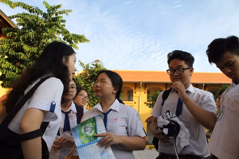 Thí sinh trao đổi khi thi xong môn Văn.