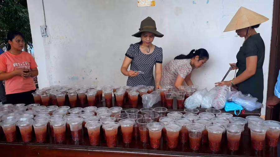 Thí sinh điểm thi trường THPT Phú Lộc (Thừa Thiên Huế) được tiếp sức chè đậu đỏ từ tấm lòng phụ huynh