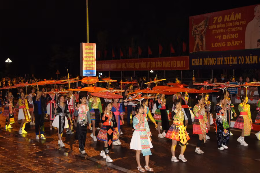 Các "sơn nữ" trình diễn trang phục truyền thống ... Các "sơn nữ" trình diễn trang phục truyền thống ...