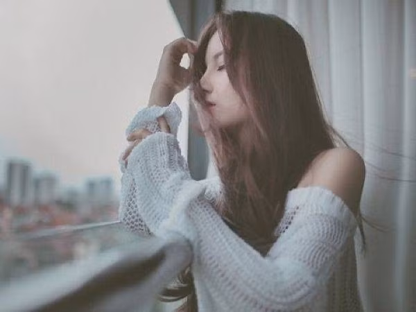 Đang vui vẻ trong đám cưới, nụ cười của tôi vụt tắt khi thấy rõ khuôn mặt của anh rể lên trao quà cưới cho mình - Ảnh 1.