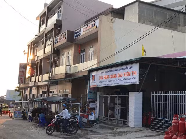 Quảng Ngãi: Thiếu xăng, nhiều phương tiện vận tải ở Lý Sơn đứng bánh - 1