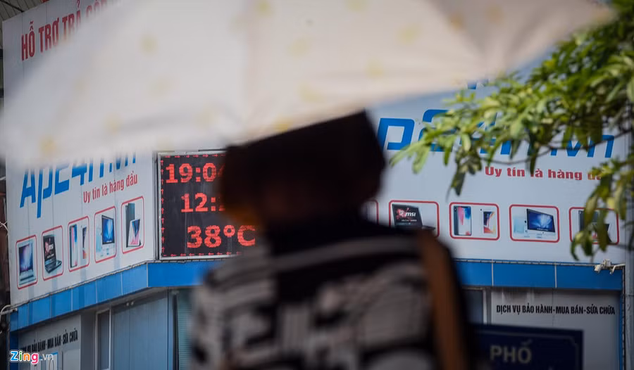 Trong hai ngày 19 và 20/4, những ngày đầu tiên của đợt cao điểm nắng nóng, tại Hà Nộinhiệt độ lúc 11h trưa đạt ngưỡng cao nhất là 38 độ C. Tuy nhiên, thực tế ngoài trời lên tới 43-45 độ do hiệu ứng đô thị. Mat duong o Ha Noi nong hon 50 do C hinh anh 1
