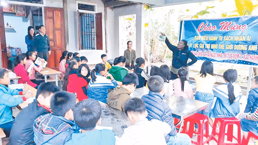Giờ học tiếng Anh với giáo viên nước ngoài tại Ngôi nhà trí tuệ (xã Thanh Tiên, huyện Thanh Chương, Nghệ An).