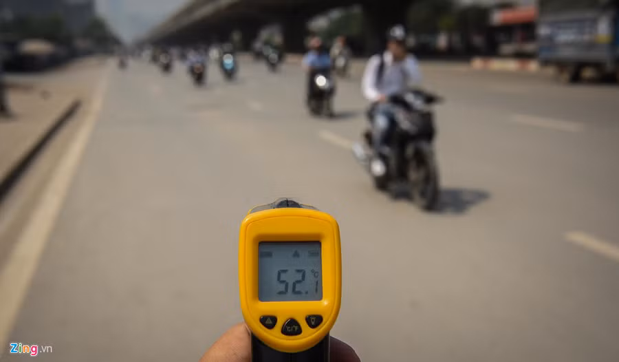 Nhiệt độ mặt đường đo được lúc 12h trưa lên tới hơn 50 độ C. Mat duong o Ha Noi nong hon 50 do C hinh anh 4