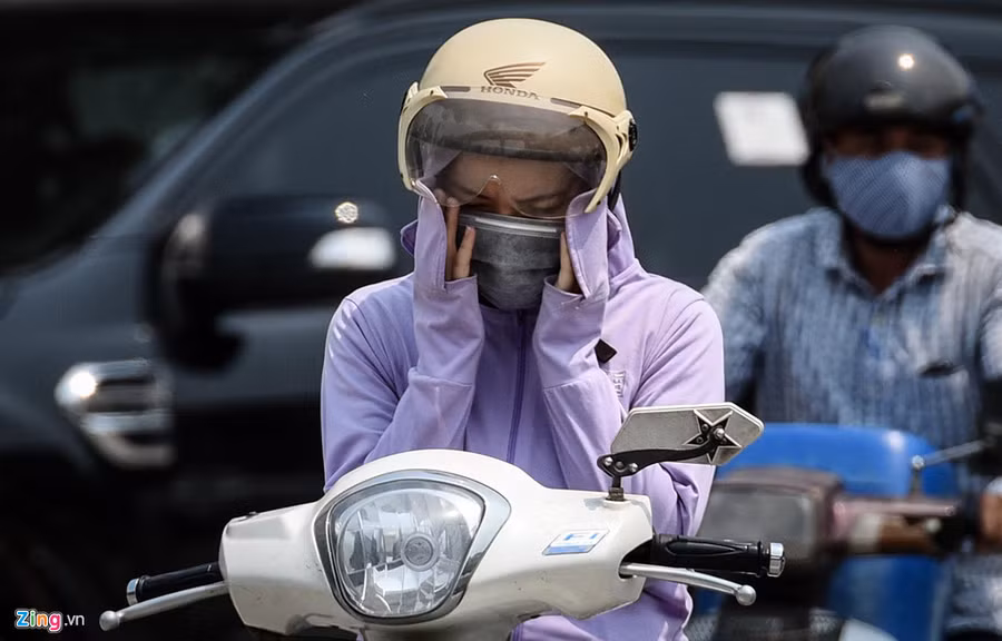 Việc phải di chuyển liên tục trên đường trong thời gian dài dưới cái nắng gay gắt có thể gây ra hiện tượng đau đầu, chóng mặt, say nắng. Mat duong o Ha Noi nong hon 50 do C hinh anh 6