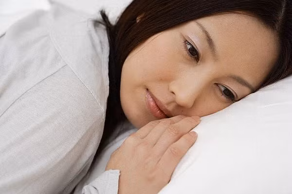 Giật tấm chăn khỏi tay chồng, vợ choáng váng nhận ra người phụ nữ ấy