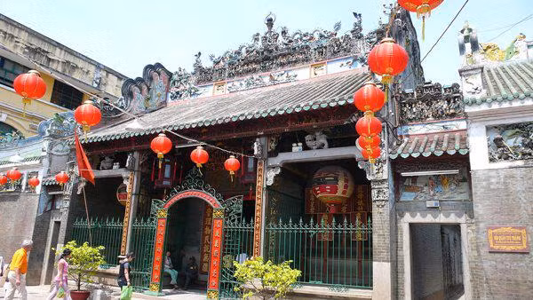 nha gan dinh chua, cho lam dieu nay keo ruoc hoa vao nha, dau om lien mien - 3