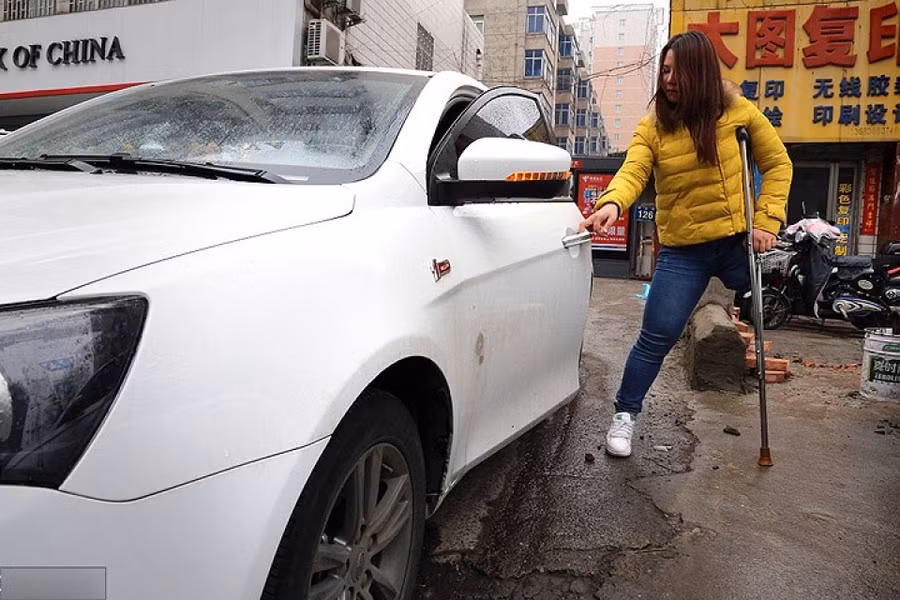 Trung Quốc: Nỗ lực đáng ngưỡng mộ của cô gái tật nguyền trung quoc no luc dang nguong mo cua co gai tat nguyen