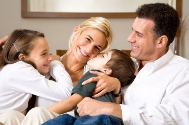 Cha mẹ hãy làm gương để con coi việc quan tâm người khác là ưu tiên hàng đầu 