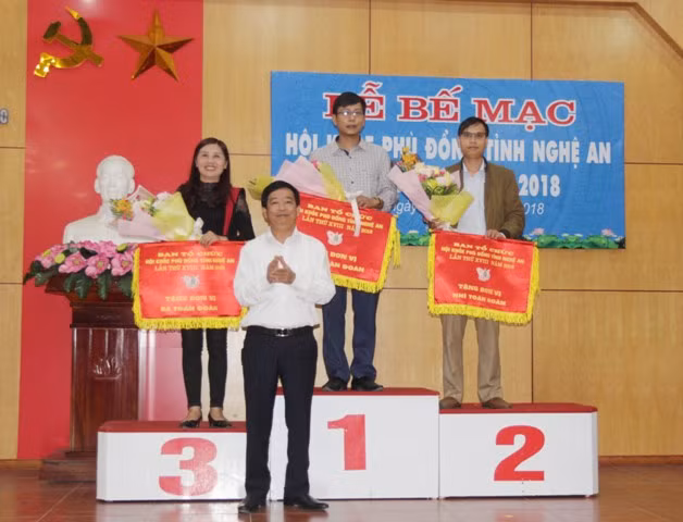 Ban tổ chức Hội khỏe Phù Đổng tỉnh trao các giải Nhất, Nhì, Ba toàn đoàn cho các đơn vị