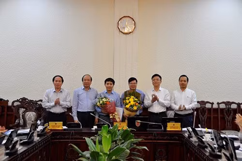Bộ trưởng Lê Thành Long đã tặng hoa chúc mừng đồng chí mới được bổ nhiệm và giao phụ trách công việc mới.